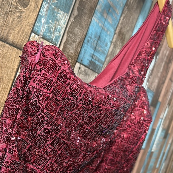 Miss Ord XL Ruby red sequins ball gown - Picture 8 of 15